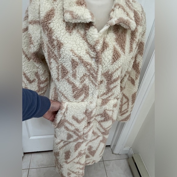 NWOT Liv Outdoor Sherpa coat size medium - Picture 3 of 10